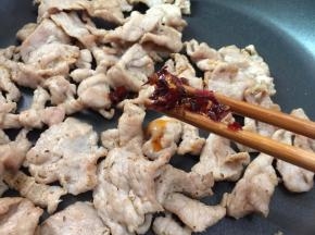 加入辣椒酱再次翻炒均匀