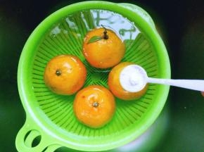 然后放入少许盐，泡10分钟，捞出淋干。