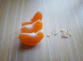 再去掉桔子上面的筋，依次做完。(这一步骤需要一点耐心哈)