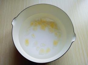 取一口锅，加入适量清水，加入冰糖大火烧开后。