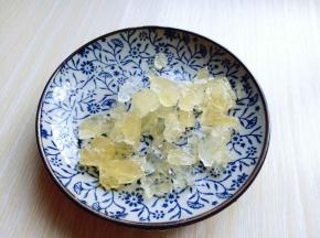 冰糖，最好选用这种老冰糖，冷水冲洗干净。