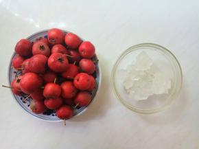 准备鲜山楂，冰糖。