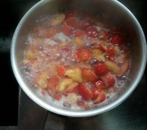 加入沒过山楂表面的清水，大火煮开至10分钟左右。