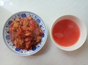 捞出果肉，熬山楂的汁水可以加冰糖后稀释，用作最天然的饮品哦！