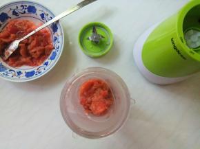 山楂肉晾凉，放入料理机，添一点清水，打成果泥儿。