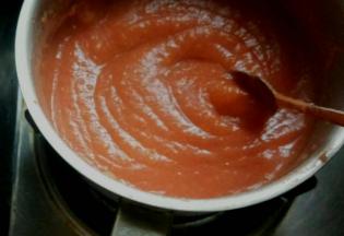 把果泥放入不锈钢小锅内，开最小火，用勺子不断搅拌，冰糖可分次逐步加入至融化。