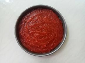 大约半小时左右，熬好的山楂酱盛置于平盘上，晾凉。