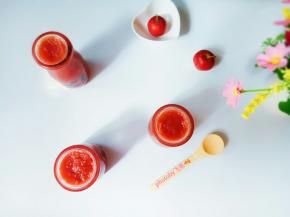 晾凉的山楂酱装瓶吧，正好三瓶。