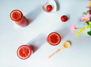 晾凉的山楂酱装瓶吧，正好三瓶。