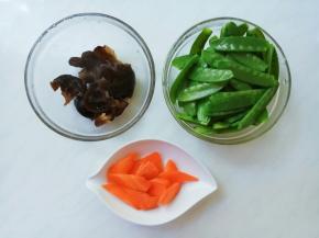 木耳泡发好，胡萝卜洗净去皮切成片。