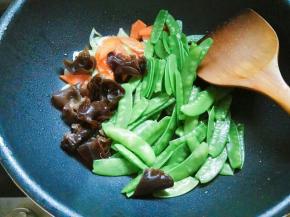加木耳、荷兰豆翻炒，加生抽、盐。