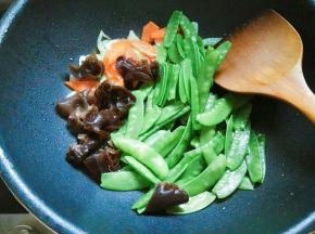 加木耳、荷兰豆翻炒，加生抽、盐。