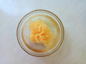 银耳洗净泡清水。