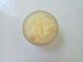 泡发好几个小时后，摘去根部黄色的物质，撕成小朵。