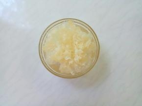 泡发好几个小时后，摘去根部黄色的物质，撕成小朵。