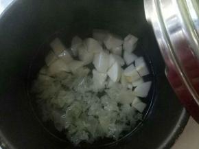 除冰糖外的其它食材，放入电压力锅中，添入足量的清水，按下煮汤键。