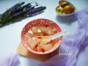 出锅前放入冰糖融化拌匀，撒上枸杞。