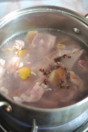 羊肉切成块状，冷水下锅，锅里放入姜片和花椒。水开后捞出。