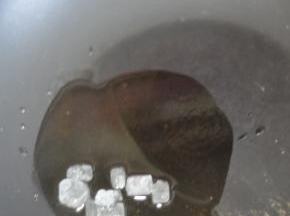 锅里倒入油，放入冰糖，等待冰糖融化炒成焦糖色。