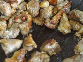 放入羊肉，翻炒上色。