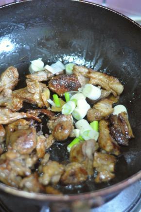 加入葱、姜、蒜、香叶炒香。