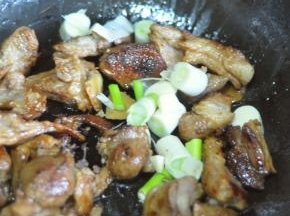 加入葱、姜、蒜、香叶炒香。