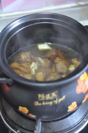将羊肉移入砂锅中，加入开水。