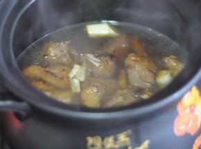 将羊肉移入砂锅中，加入开水。