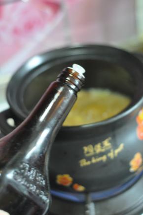 汤汁不多时，加入盐、生抽拌匀，等汤汁不多时关火。