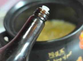 汤汁不多时，加入盐、生抽拌匀，等汤汁不多时关火。