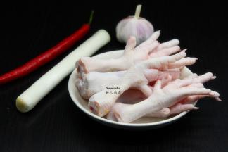 准备食材：鸡爪、生姜、红辣椒、葱、蒜等；
