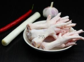 准备食材：鸡爪、生姜、红辣椒、葱、蒜等；