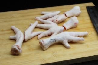 鸡爪山水洗净，去指甲，斩段；