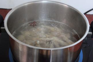 锅中适量的山泉水，放入鸡爪、生姜（3片）、白酒、八角、桂皮煮沸之后改为中小火，煮6分钟；