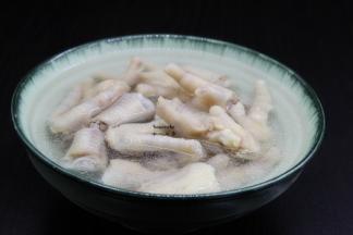 锅中适量的山泉水，放入鸡爪、生姜（3片）、白酒、八角、桂皮煮沸之后改为中小火，煮6分钟；