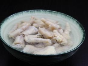 锅中适量的山泉水，放入鸡爪、生姜（3片）、白酒、八角、桂皮煮沸之后改为中小火，煮6分钟；