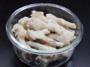 鸡爪捞出，放入玻璃保鲜盒；