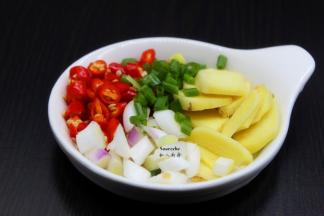 利用浸泡时间，生姜去皮切片，辣椒洗净切段、葱洗净切段、蒜去皮等准备好；