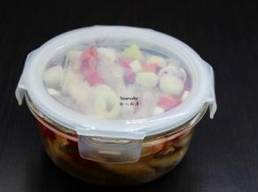盖上盖子，放入冰箱冷藏至少一个晚上即可吃。