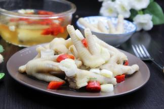 吃的时候，用干净无水筷子夹出，剩下的继续放冰箱想吃的是就吃。