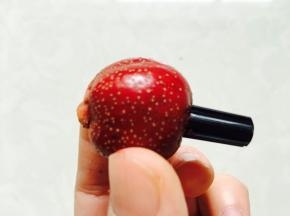 用笔帽穿到山楂里去核。去核这一步一定要有耐心，用笔帽对准中间有核的地方，插进去一边旋转一边用力往前，就会完整的把核取出来。