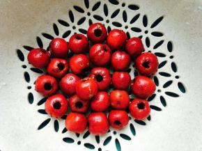 处理好的山楂用清水冲干净。