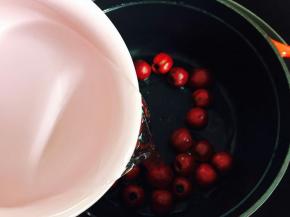 山楂放入锅里，加清水，水刚刚没过山楂即可（不要用铁锅）。