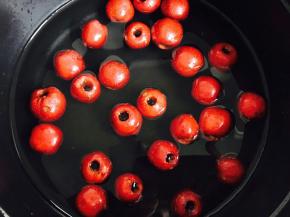 锅最好用珐琅锅或者不锈钢锅。