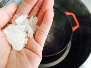 水开后加入冰糖，中小火煮。