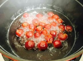 继续中小火大概20分钟，山楂颜色变深，锅里汤汁变少变浓，然后大火收汁。