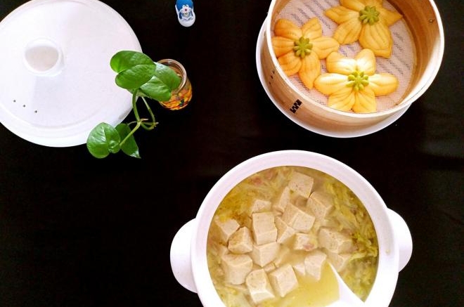 美味一锅出（一）花馒头和白菜炖冻豆腐