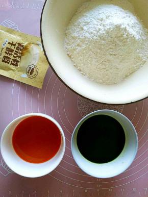 把胡萝卜和菠菜分别榨汁。面粉和酵母粉都准备好。