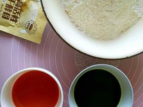 把胡萝卜和菠菜分别榨汁。面粉和酵母粉都准备好。