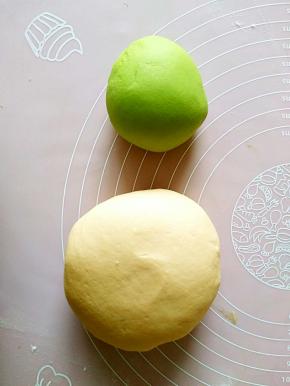 用胡萝卜汁和菠菜汁分别加入适量酵母粉和成面团，揉光滑。